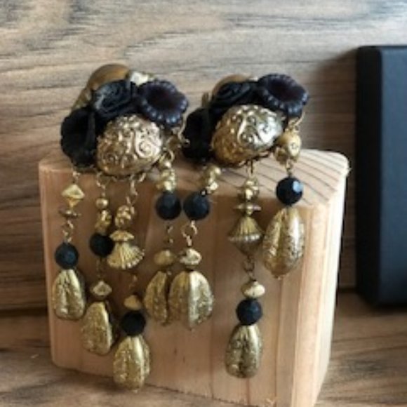 HANGING CLIP ON EARRINGS - Picture 1 of 1
